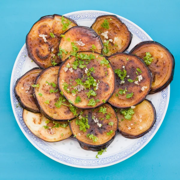 Patlıcan (patlıcan) ve taze rendelenmiş sarımsak ve maydanoz — Stok fotoğraf