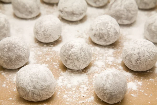 Vassoio di palline di pasta al cioccolato con zucchero a velo spolverare (facendo biscotti) ab — Foto Stock