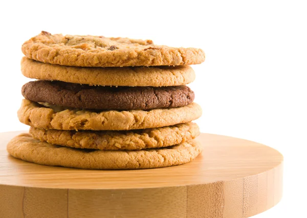 Stapel van verschillende soorten cookies op whooden oppervlak, geïsoleerd op wh — Stockfoto