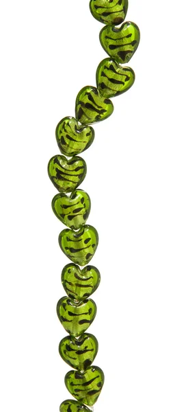 String de perles de verre vert rayé en forme de coeur isolé sur fond blanc — Photo