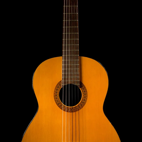 Kobiece krzywe gitara klasyczna, na czarnym tle — Zdjęcie stockowe
