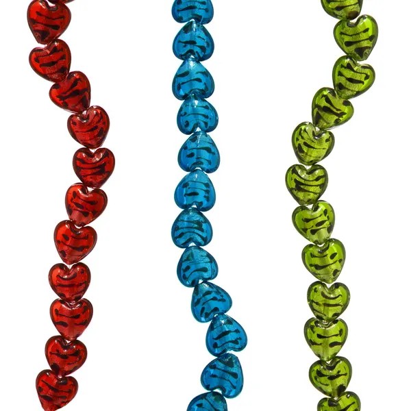String aus herzförmigen roten, grünen und blauen Glasperlen isoliert auf — Stockfoto
