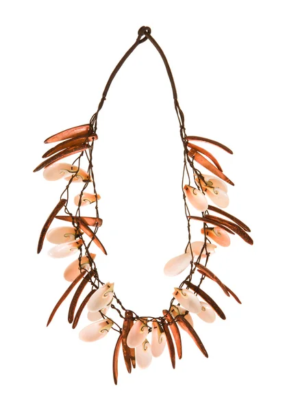 Dovolená šperky - jednoduchý náhrdelník s růžovým mušlemi a kokosové shell fr — Stock fotografie
