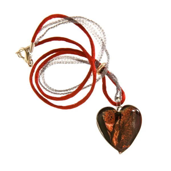 Beyaz arka plan üzerinde izole murano cam kalp şeklindeki kırmızı kolye — Stok fotoğraf