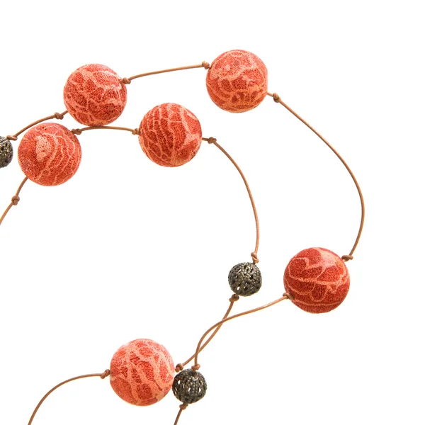 Collana semplice - corallo di spugna e perline di metallo di pizzo su un cavo di cuoio sottile ; — Foto Stock