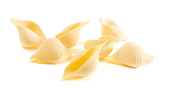 Unas pocas piezas de pasta Conchiglie (conchas marinas) aisladas sobre fondo blanco — Foto de Stock