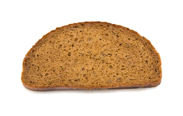 Кусок ржаного хлеба с цветущими семенами тмина, изолированный на белом — стоковое фото
