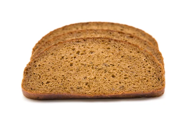 Τρεις στοιβάζονται φέτες ψωμί σίκαλης με κύμινο σπόρους που απομονώνονται σε λευκό — Φωτογραφία Αρχείου