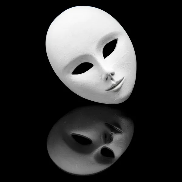Máscara de venetiain impassível branca e seu reflexo no espelho preto — Fotografia de Stock