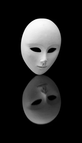 Vacker vit venetianska mask — Stockfoto