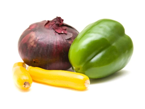 Legumes contrastantes - cebola grande vermelho-roxa, pimentão doce verde e tw — Fotografia de Stock