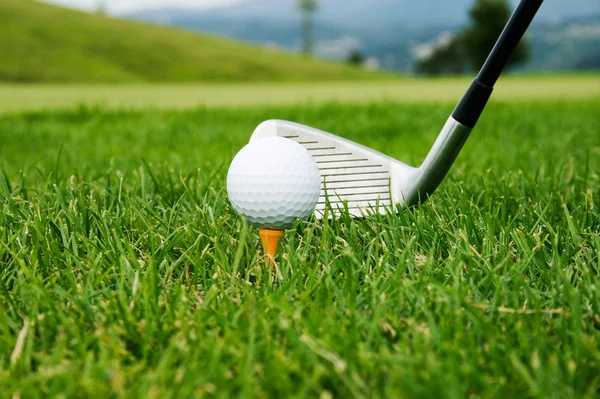 Una pelota de golf y conductor con enfoque en la pelota — Foto de Stock