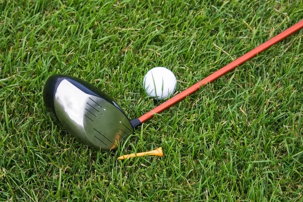Объекты гольфа на траве — стоковое фото
