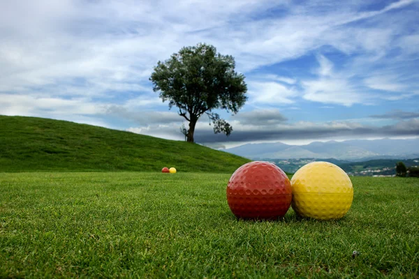Зона игры на поле для гольфа с голубым небом — стоковое фото
