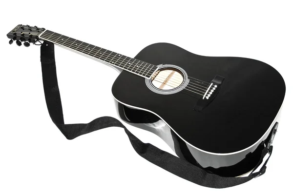 Чёрная акустическая гитара — стоковое фото