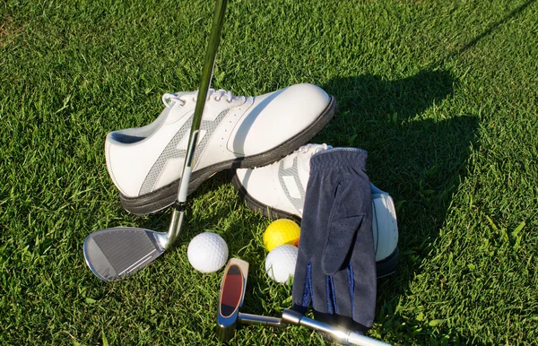 Acessórios de golfe na grama verde — Fotografia de Stock