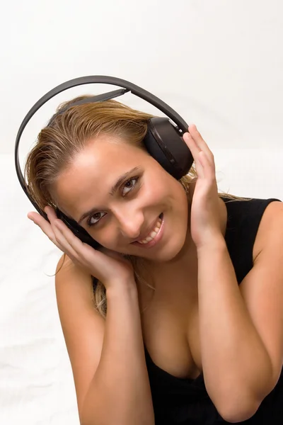 用耳机听音乐的女孩 — 图库照片