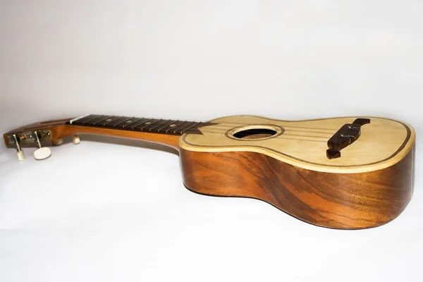 Малая акустическая гитара — стоковое фото