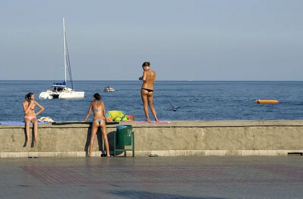 Mooie jonge vrouwen zonnebaden op het strand — Stockfoto