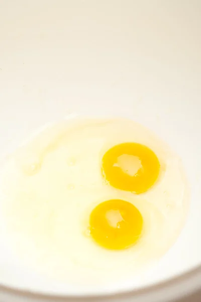 Två äggulor med albumin — Stockfoto