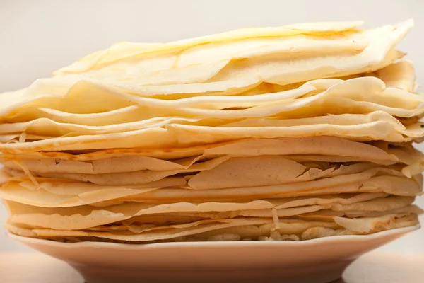 Pfannkuchen stapeln sich vor weißem Hintergrund — Stockfoto