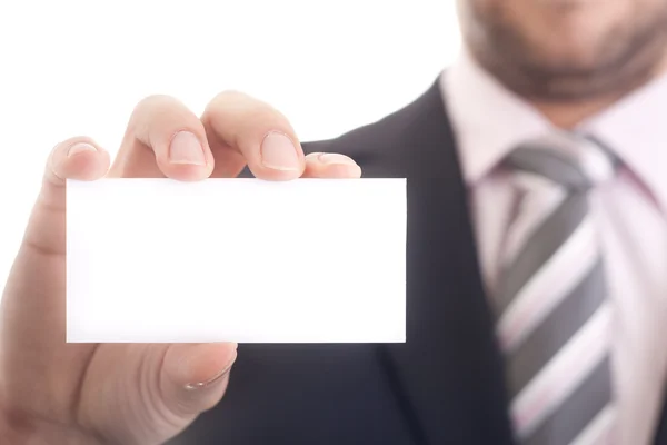 Närbild av affärsman som innehar ett tomt visitkort — Stockfoto