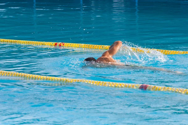 Mann schwimmt im Pool. Schwimmtraining — Stockfoto