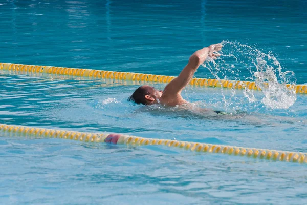 Mann schwimmt im Pool. Schwimmtraining — Stockfoto