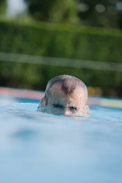 Adam Içinde Kapalı Yüzme Havuzu Yüzme Eğitimi — Stok fotoğraf