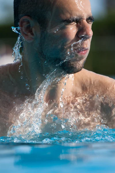 Hombre nadando en la piscina. Entrenamiento de natación —  Fotos de Stock
