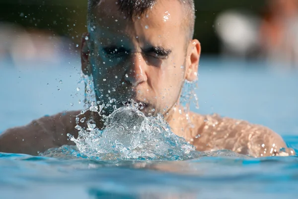 Man zwemmen in zwembad. duik opleiding — Stockfoto