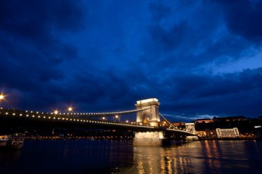 Budapeşte gece / zincir köprü ve Buda castle