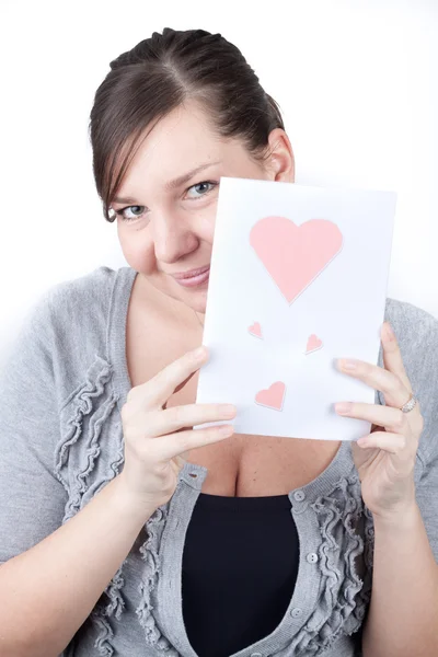 Portrait de jeune femme heureuse attrayante, lecture de la carte de Saint-Valentin — Photo