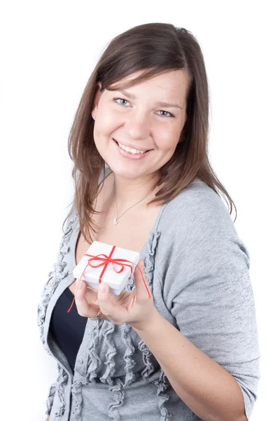 एक सफेद पृष्ठभूमि पर एक युवा लड़की का चित्र वेलेंटाइन उपहार पकड़े हुए — स्टॉक फ़ोटो, इमेज