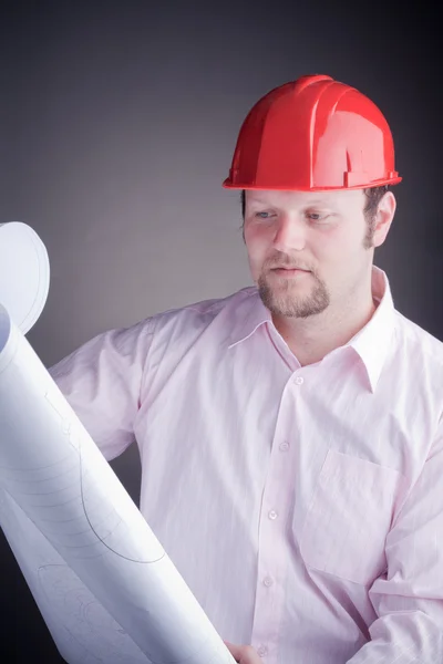 Young construction engineer surveying the open project — Stock Photo, Image