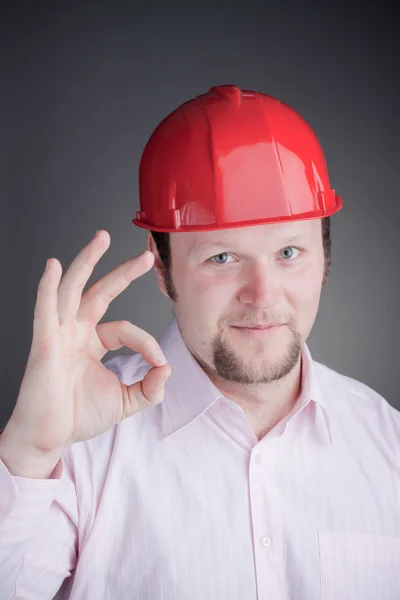 Genç bir mühendis ok işareti yapıyor — Stok fotoğraf