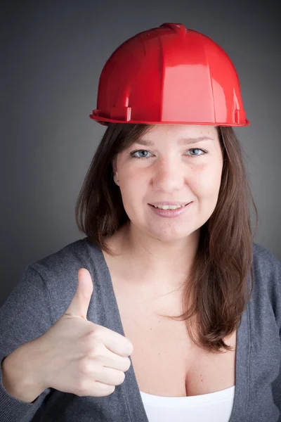 Молодая инженер женщина с большим пальцем вверх — стоковое фото