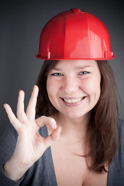Молодая Инженер Женщина Делает Знак — стоковое фото