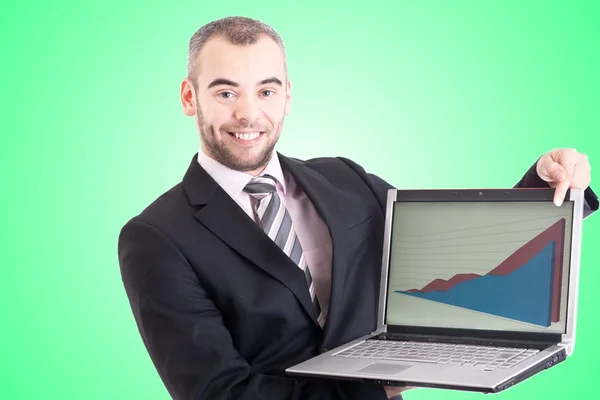 Liikemies osoittaa kannettavaan tietokoneeseen, jossa kaavio on eristetty valkoisella — kuvapankkivalokuva