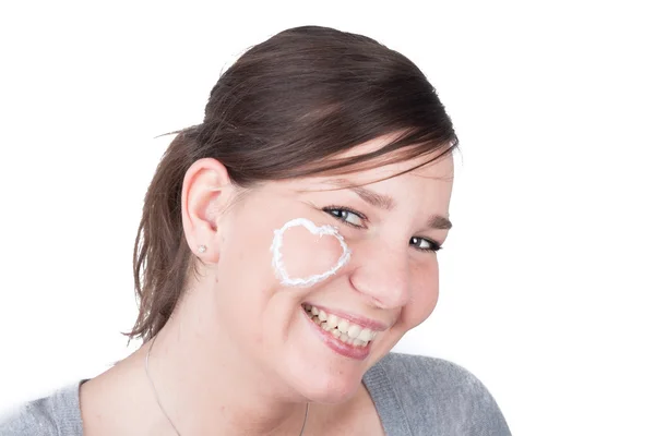 Yüz kremi kalpli kadın fotoğrafı — Stok fotoğraf