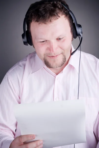 Erkek Müşteri Hizmeti Operatör Kağıttan Okumak Bir Şey Kulaklık Gülümseyen — Stok fotoğraf