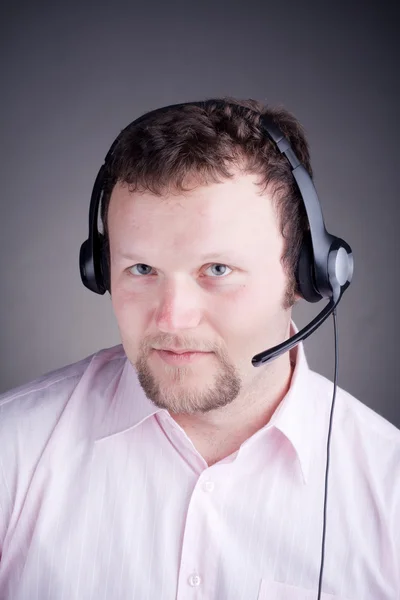 Erkek Müşteri Hizmeti Operatör Kulaklık Gri Arka Plan Ile Gülümseyen — Stok fotoğraf