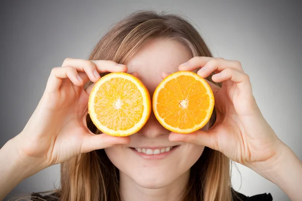 美しいブロンドの女の子灰色れたらとメガネとしてオレンジを使用します。 ストック画像
