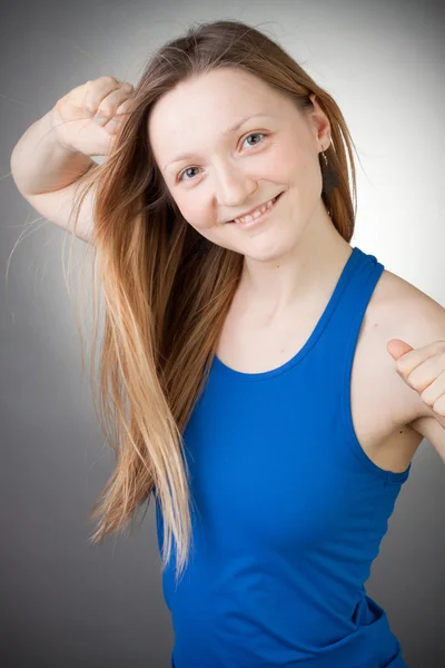 Młoda dziewczyna w niebieska koszula — Zdjęcie stockowe