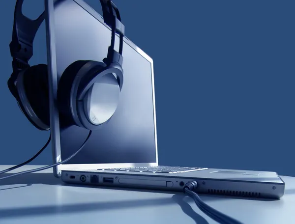 Laptop lyssnar — Stockfoto