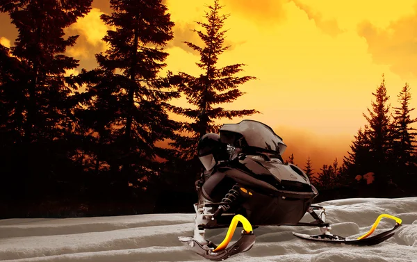 Puesta de sol de moto de nieve —  Fotos de Stock