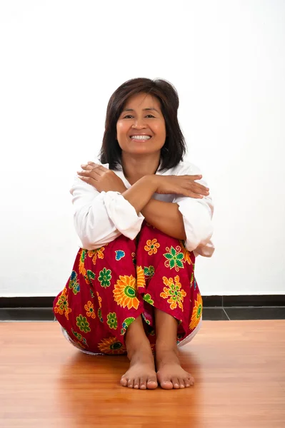 Portret Szczęśliwy Uśmiechający Się Młode Azji Kobieta Siedzi Podłodze — Zdjęcie stockowe