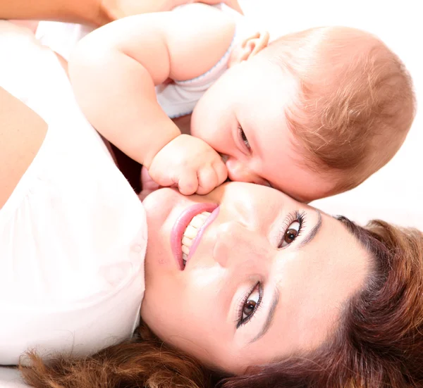 Glad ung mamma kysser en baby — Stockfoto