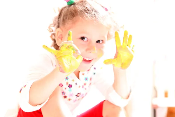 Criança feliz com as mãos pintadas — Fotografia de Stock