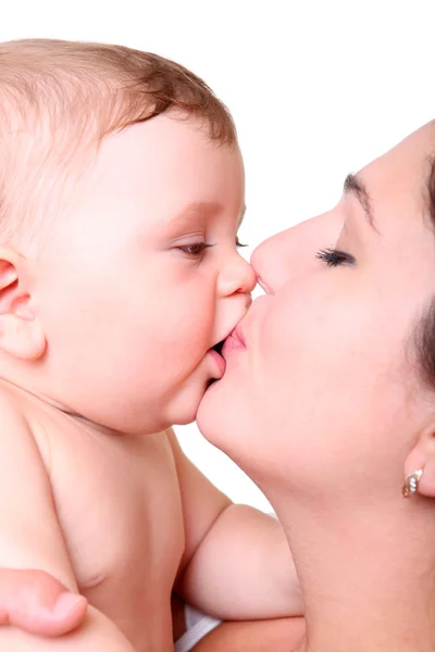 Ευτυχής νεαρή μητέρα φιλιά ένα μωρό — Φωτογραφία Αρχείου